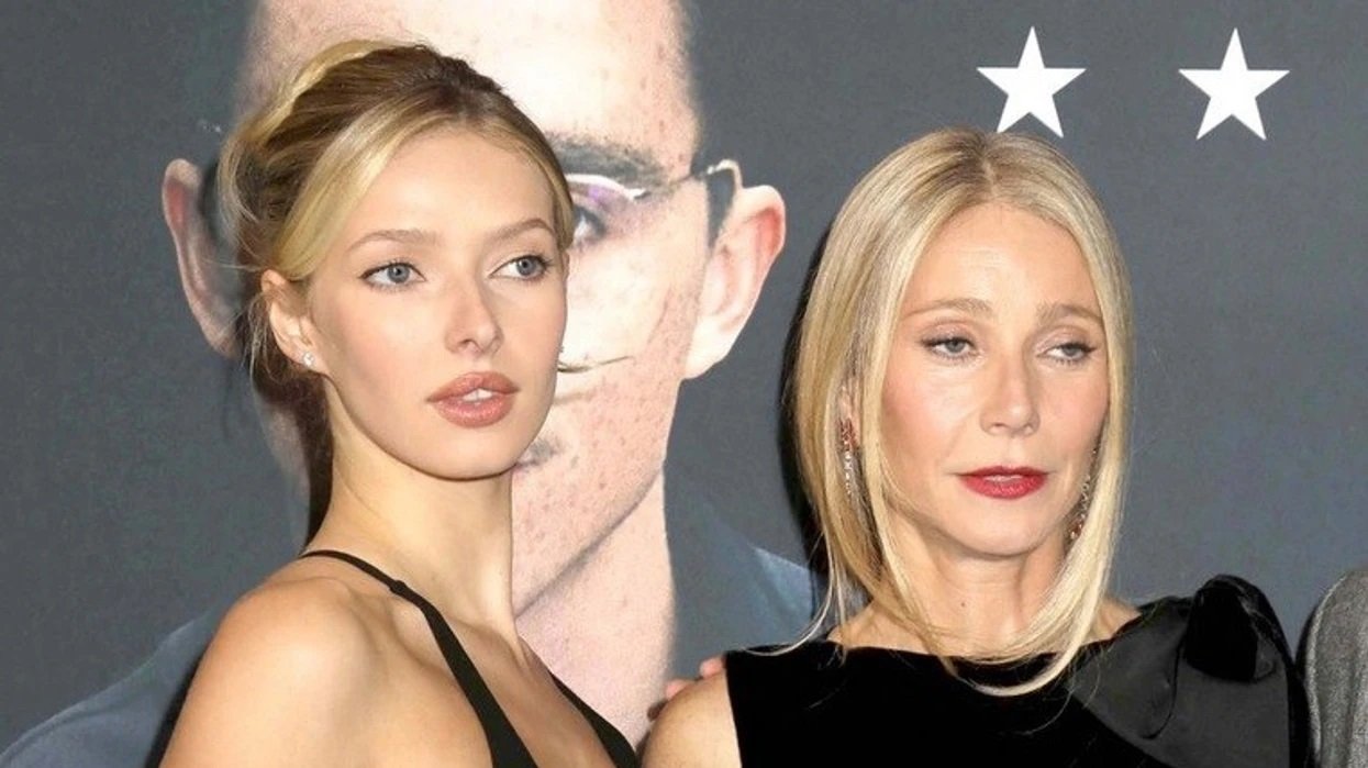 Gwyneth Paltrow dhe vajza e saj Apple pozojnë me bikini, shumë komentojnë për ngjashmërinë e tyre