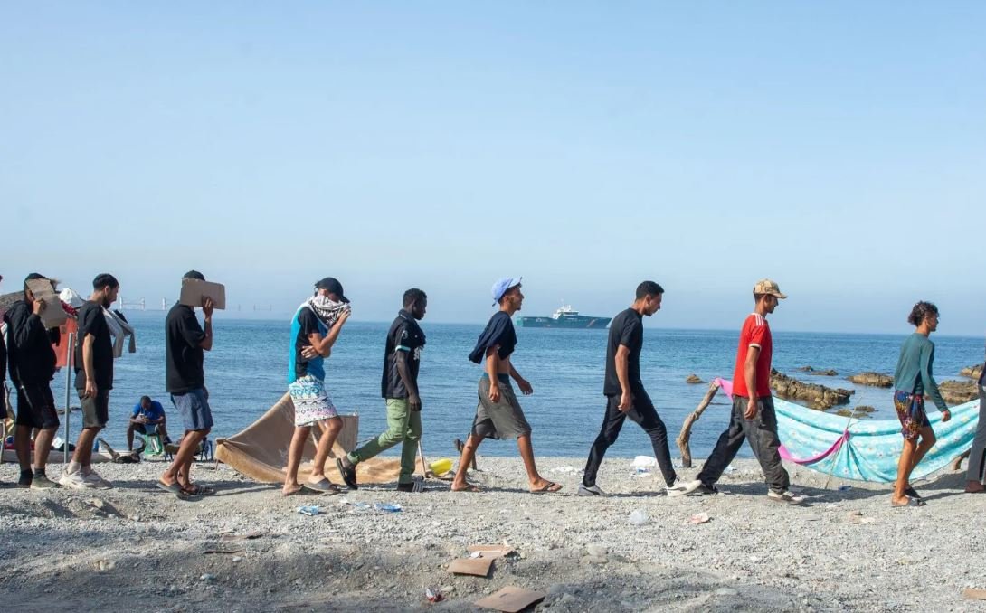 Qindra emigrantë tentojnë të kalojnë drejt Ceutës, Maroku përforcon kontrollet në kufi