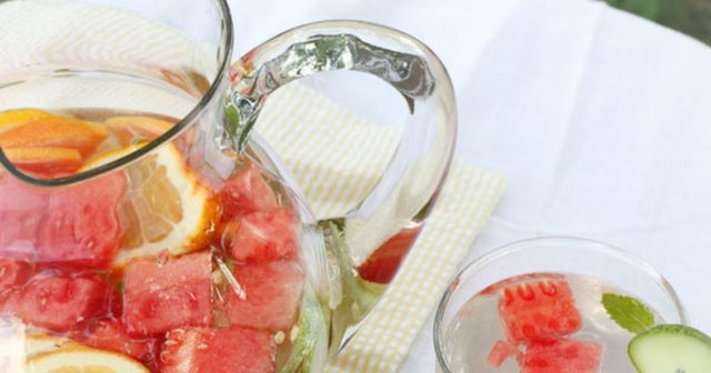Nuk pini mjaftueshëm ujë? Këto dy receta me fruta do t’ju shpëtojnë gjatë vapës