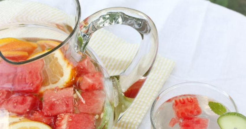 nuk-pini-mjaftueshem-uje-keto-dy-receta-me-fruta-do-t-ju-shpetojne-gjate-vapes