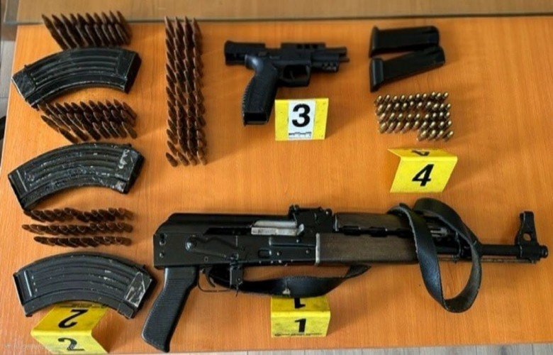 AK-47 në aheng familjar, revole dhe qindra fishekë konfiskohen nga Policia