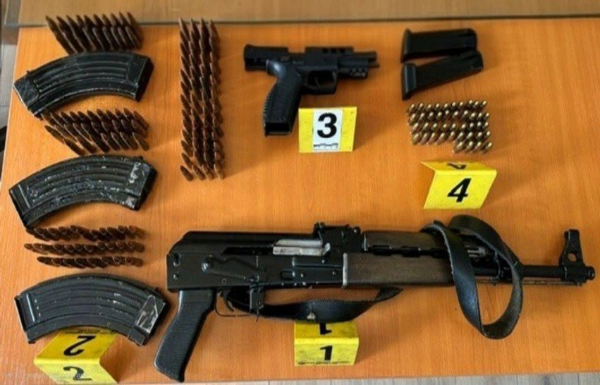 ak-47-ne-aheng-familjar-revole-dhe-qindra-fisheke-konfiskohen-nga-policia