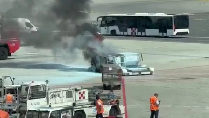 Alarm në aeroportin e Malpensës në Milano, merr flakë karroca me bagazhe pranë avionit, dyshohet se zjarrin e shkaktoi një bateri litiumi
