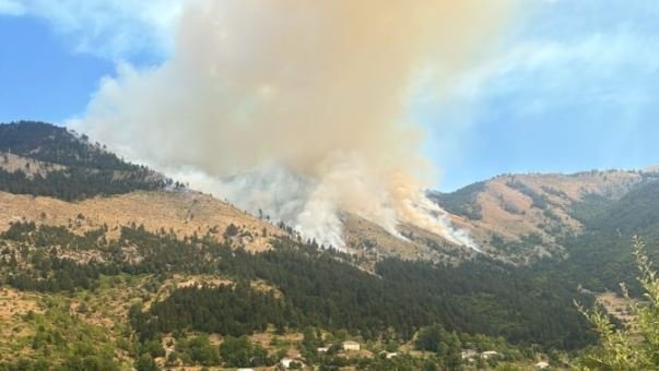 Vatra zjarri aktive në Dibër dhe Tiranë/ Nuk ka rrezik për banesat, vijon puna për shuarjen përfundimtare të flakëve