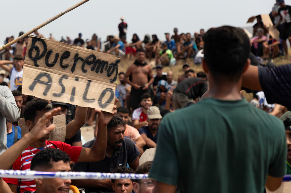 Qindra emigrantë protestojnë dhe kërkojnë azil në Ceuta të Spanjës: Nuk duam të kthehemi në Marok