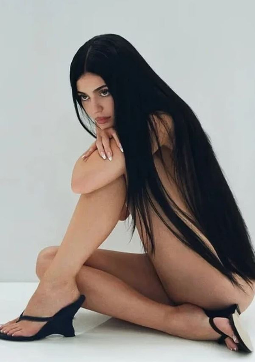 Kylie Jenner tërheq vëmendjen me fushatën e re për koleksionin e këpucëve 2 Image