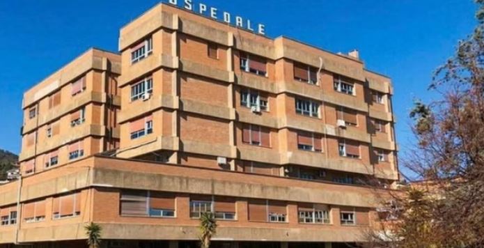 Itali/ 46-vjeçarja gjendet e pajetë para spitalit, në kërkim partneri shqiptar