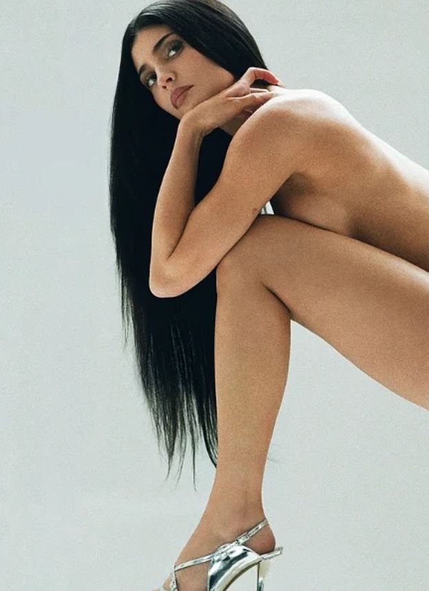 Kylie Jenner tërheq vëmendjen me fushatën e re për koleksionin e këpucëve