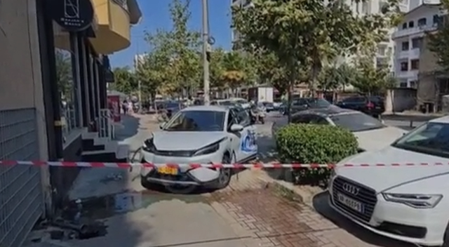 Aksident i rëndë në zonën e Plazhit në Durrës, taksia përpl*s një këmbësor