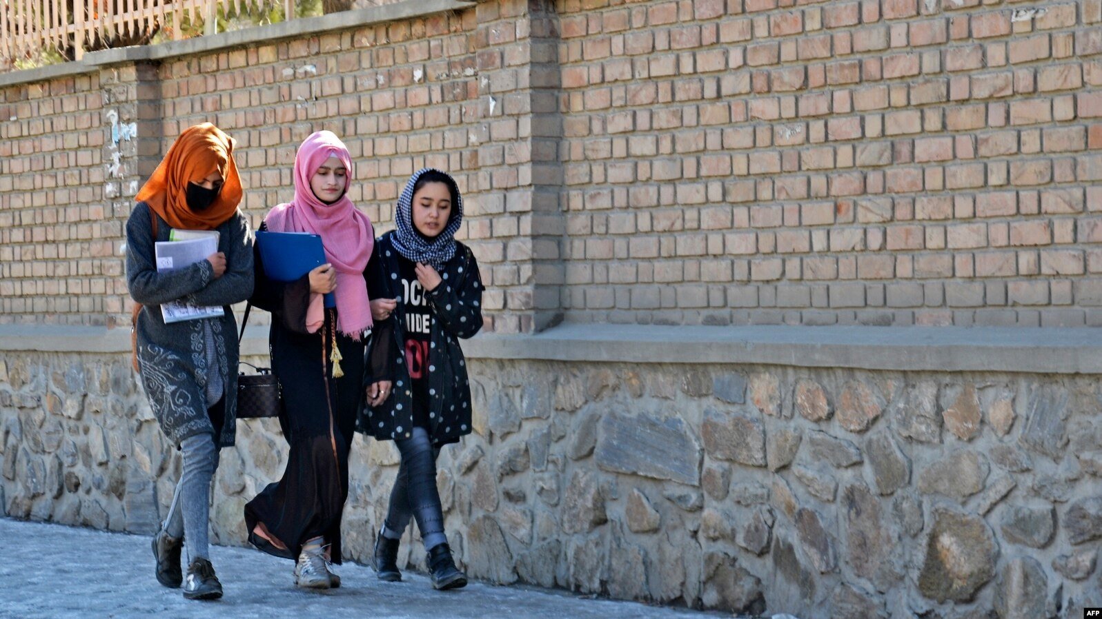 Pesë vjet pas marrjes së pushtetit nga talibanët, të rinjtë afganë mësohen të jetojnë nën sundimin shtypës