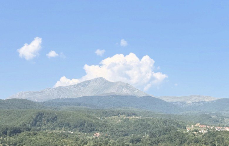 Moti sot me diell dhe vranësira të pjesshme