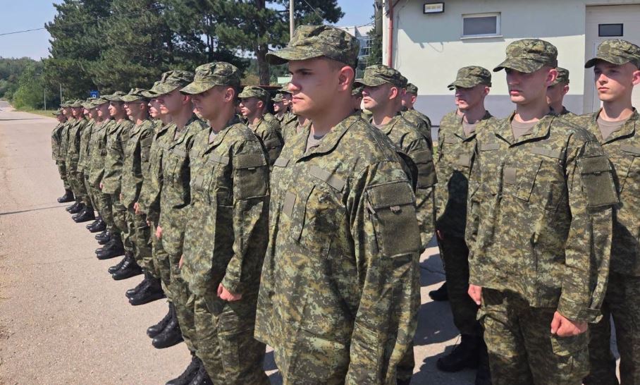 Rekrutët e rinj të FSK-së nisin trajnimin bazë, rreshtohen në kazermën “Skënderbeu”  