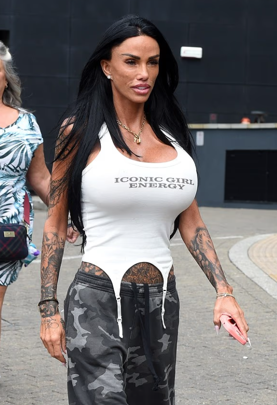 Katie Price mahnit me stilin e saj teksa largohet nga hoteli