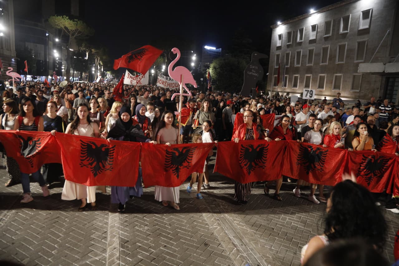 Mbyllet protesta e 79-të, qytetarët të vendosur në revoltën kundër qeverisë: Arrestoni Ramën dhe Belindën!