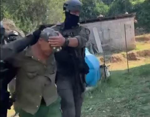 Arrestohet i shumëkërkuari Ylli Zalla, akuzohet si bashkëpunëtor në atentatin në Rinas! Policia i ka gjetur arsenal armësh