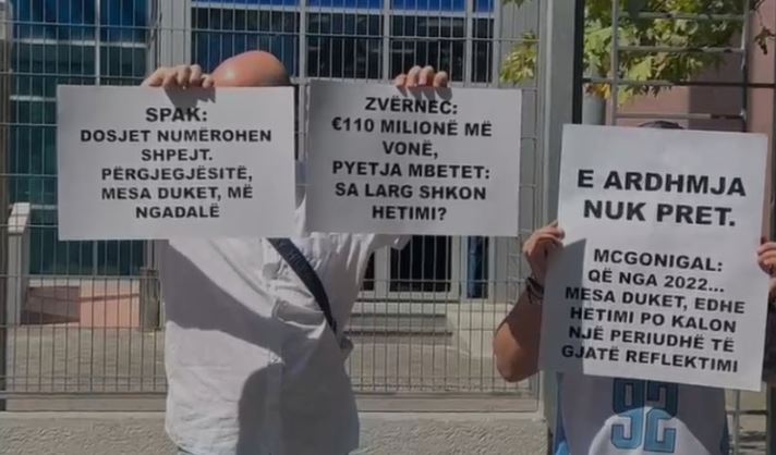 “Dosjet numërohen shpejt, përgjgjësitë ngadalë”-Protestë para SPAK-ut/ Të rinjtë rikthejnë në vëmendje aferat e bujshme