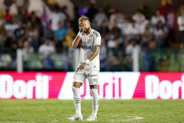 Neymar bëhet i pari që largohet nga fusha për shkak të rregullit të ri