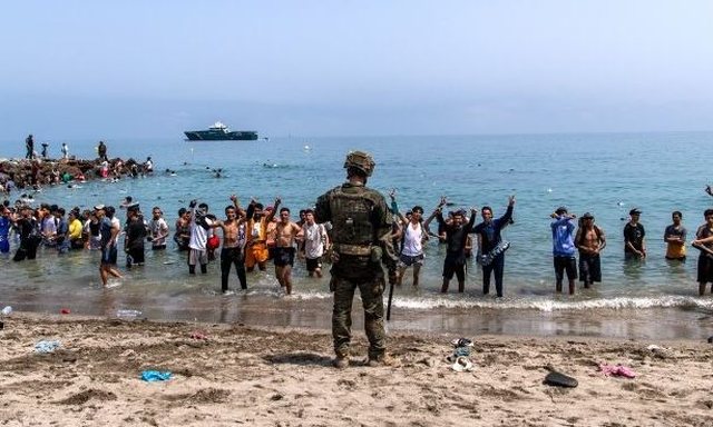 Spanja blindon kufirin, ushtarët në rrugë pas thirrjeve për një tjetër kalim masiv të migrantëve