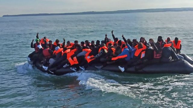 100 migrantë shpëtohen pas defektit të gomones në La Mansh