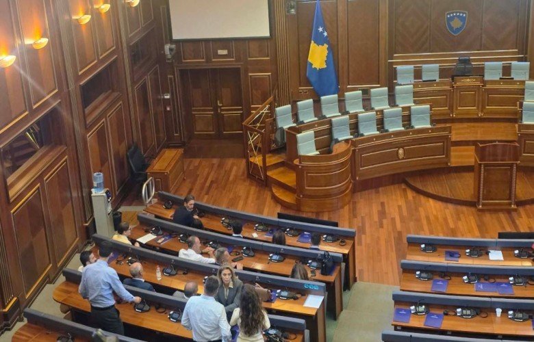 PDK dhe Aleanca në sallën e Kuvendit, kërkojnë vazhdimin e seancës konstituive
