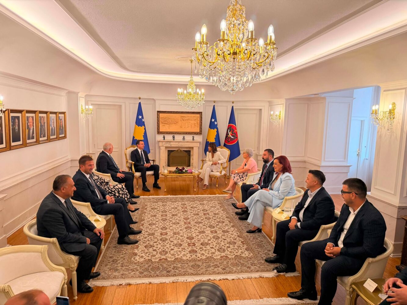Takohen liderët e partive në Presidencë, mungojnë PDK, LDK e AAK