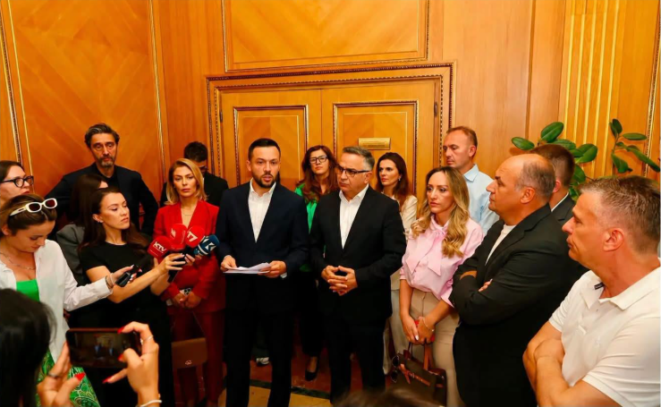 PDK-ja e AAK-ja “urojnë” Kurtin për Urën e Ibrit – skenari satirik i Nexhmije Gjemës