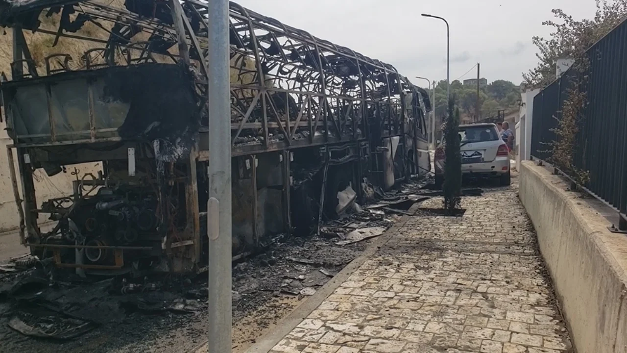 Autobusi me turistë merr flakë në ecje drejt Kalasë së Beratit, shkak dyshohet një shkëndijë elektrike në motor