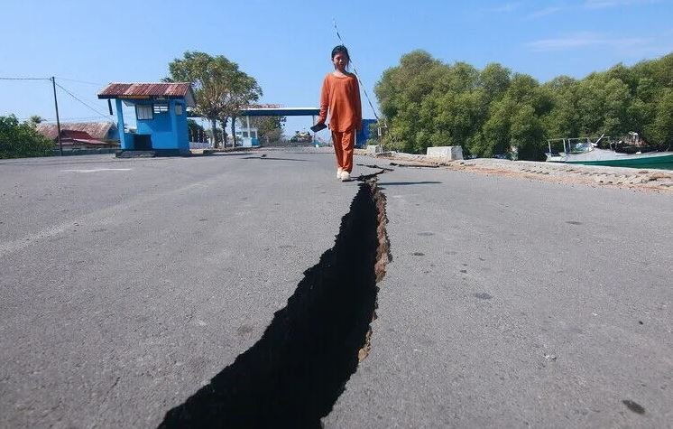 Indonezia tronditet nga pasgoditjet, mbi 2 mijë lëkundje pas tërmetit 7.7