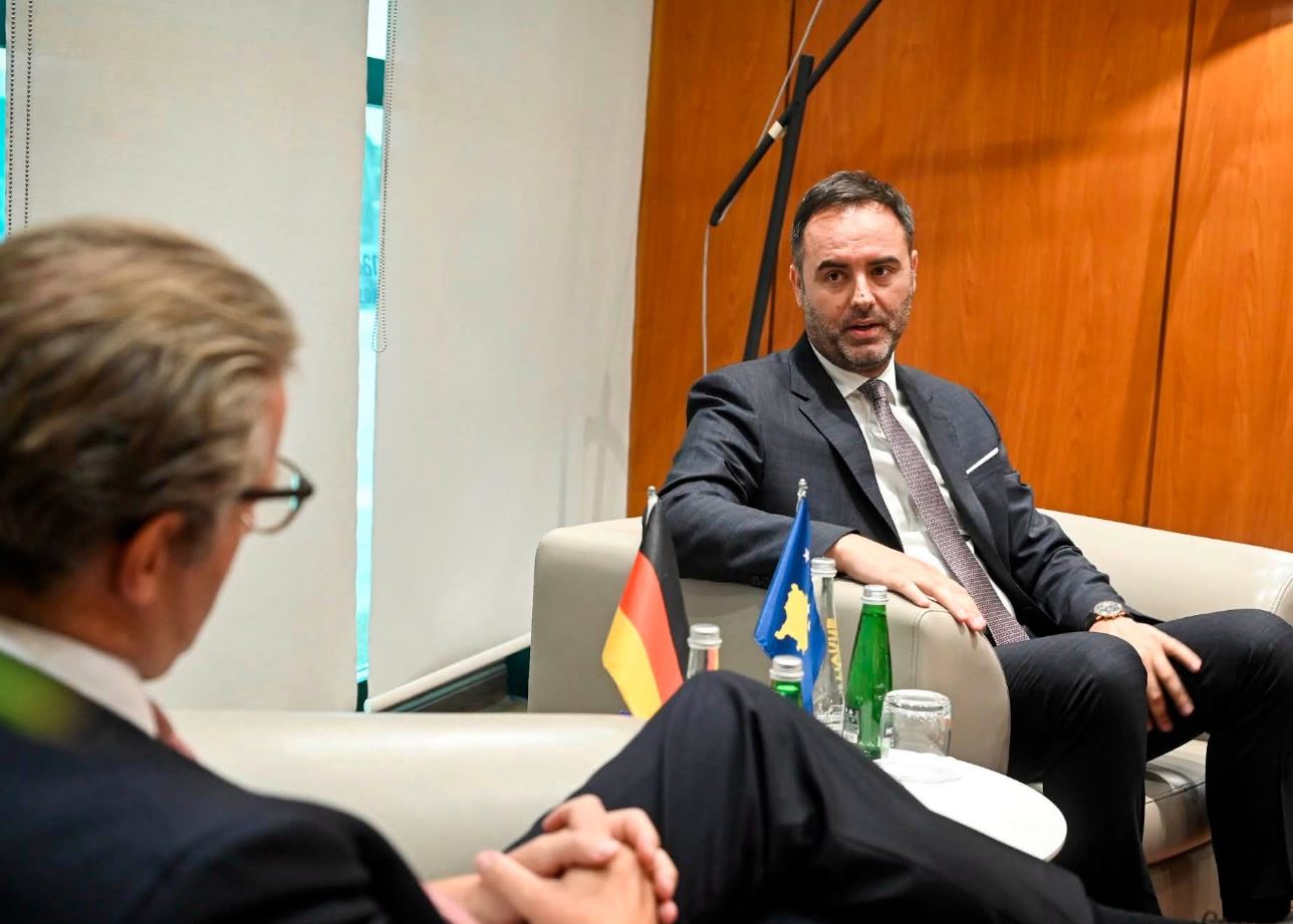 Konjufca zhvillon takim me zyrtarin gjerman, në fokus perspektiva evropiane e Kosovës