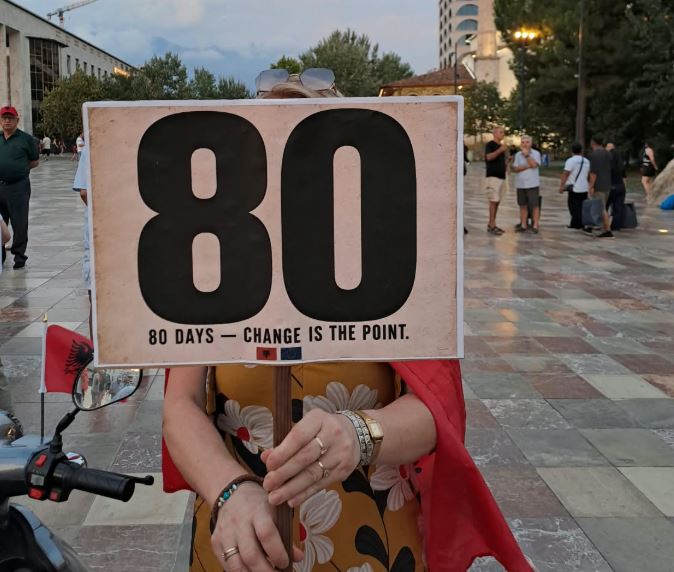 Protestuesit mesazhe me pankarta: Rama do të japë llogari, vetëm populli mund ta çojë në pushime