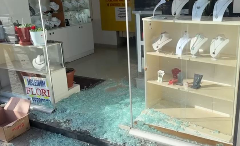  Arrestohet njëri prej autorëve të grabitjes me armë të argjendarisë në Paskuqan, u kap në Qafë-Thanë teksa po tentonte të arratisej