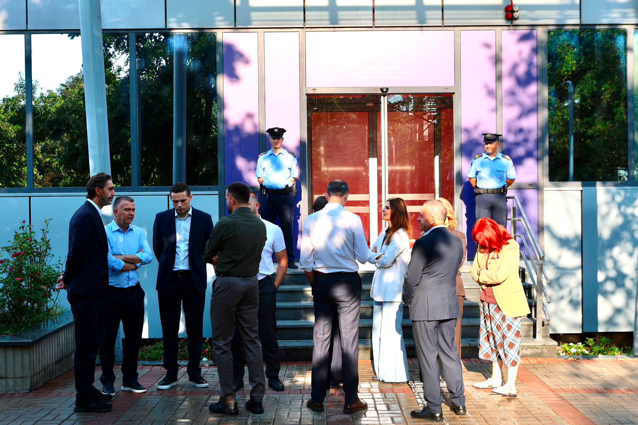 Grupi Parlamentar i PDK-së sërish para objektit të Qeverisë