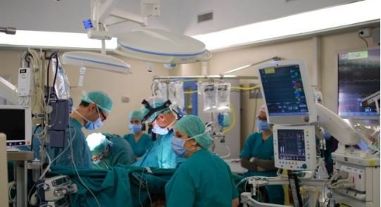 “Jashtëzakonisht serioze”, “Rreth 4 orë intervenim” – mjeku i QKUK-së jep detaje për operacionin ku iu hoq tumori 23-vjeçarit