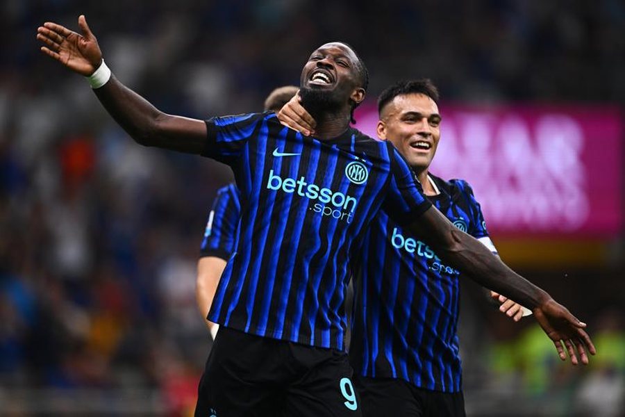 Barcelona “hap thesin” për sulmuesin e Interit