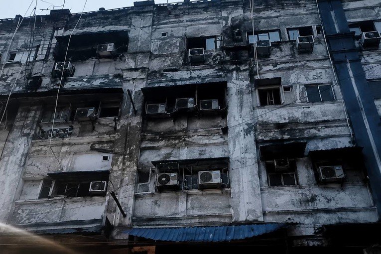 Të paktën nëntë të vdekur nga zjarri në një hotel në Indi