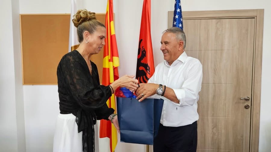 Vizita e diplomates amerikane në Strugë, kryetari Mendi Qyra: Një Strugë që rikthen besimin!