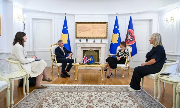 Haxhiu takon Hargreaves, flasin për ‘‘nevojën e dialogut politik’’ për dalje nga ngërçi institucional