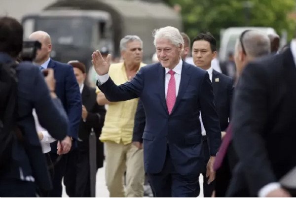 ​Bill Clinton sot feston 80-vjetorin, kjo ishte jeta e vështirë e tij