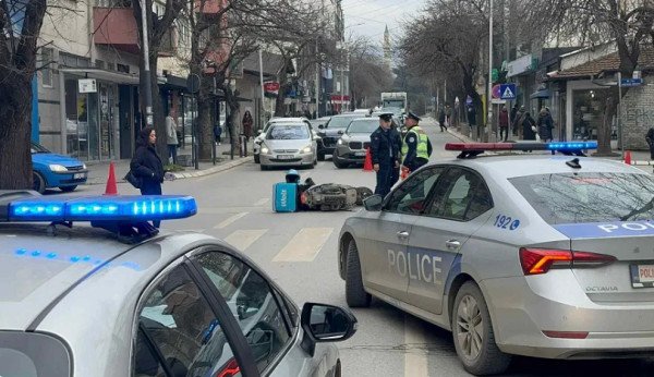 ​Aksident në mes një veture dhe motoçiklete në qendër të Prishtinës, lëndohet një person