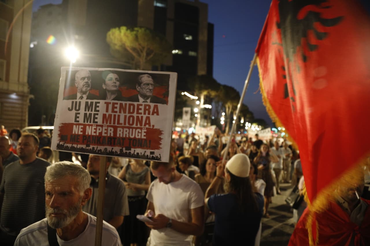 “Ju erdhi fundi! Jep dorëheqjen” – Mbyllet protesta e 81-të kundër qeverisë, qytetarët kërkojnë largimin e kryeministrit!