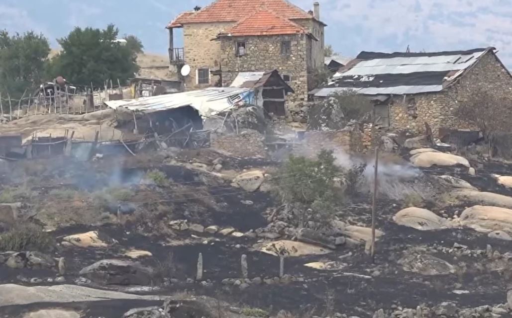 Digjen 15 shtëpi dhe objekte në fshatin Çanishtë afër Prilepit, zjarri është ende aktiv