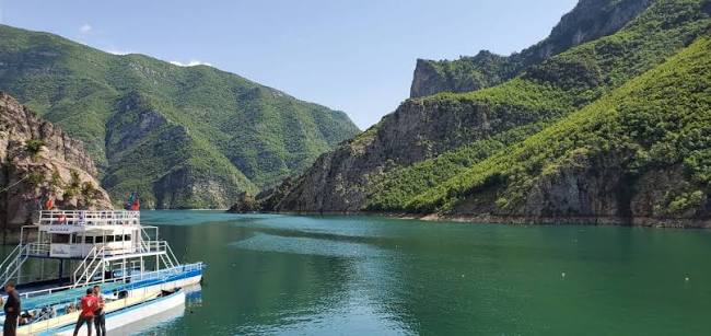 Incident në liqenin e Komanit! Përplasen dy skafe pranë Lumit të Shalës, raportohet për disa persona të plagosur