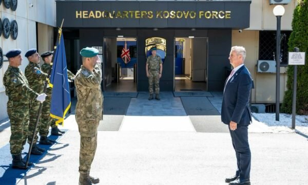 Komandanti i KFOR-it, Ulutaş, pret në takim ambasadorin britanik Jonathan Hargreaves
