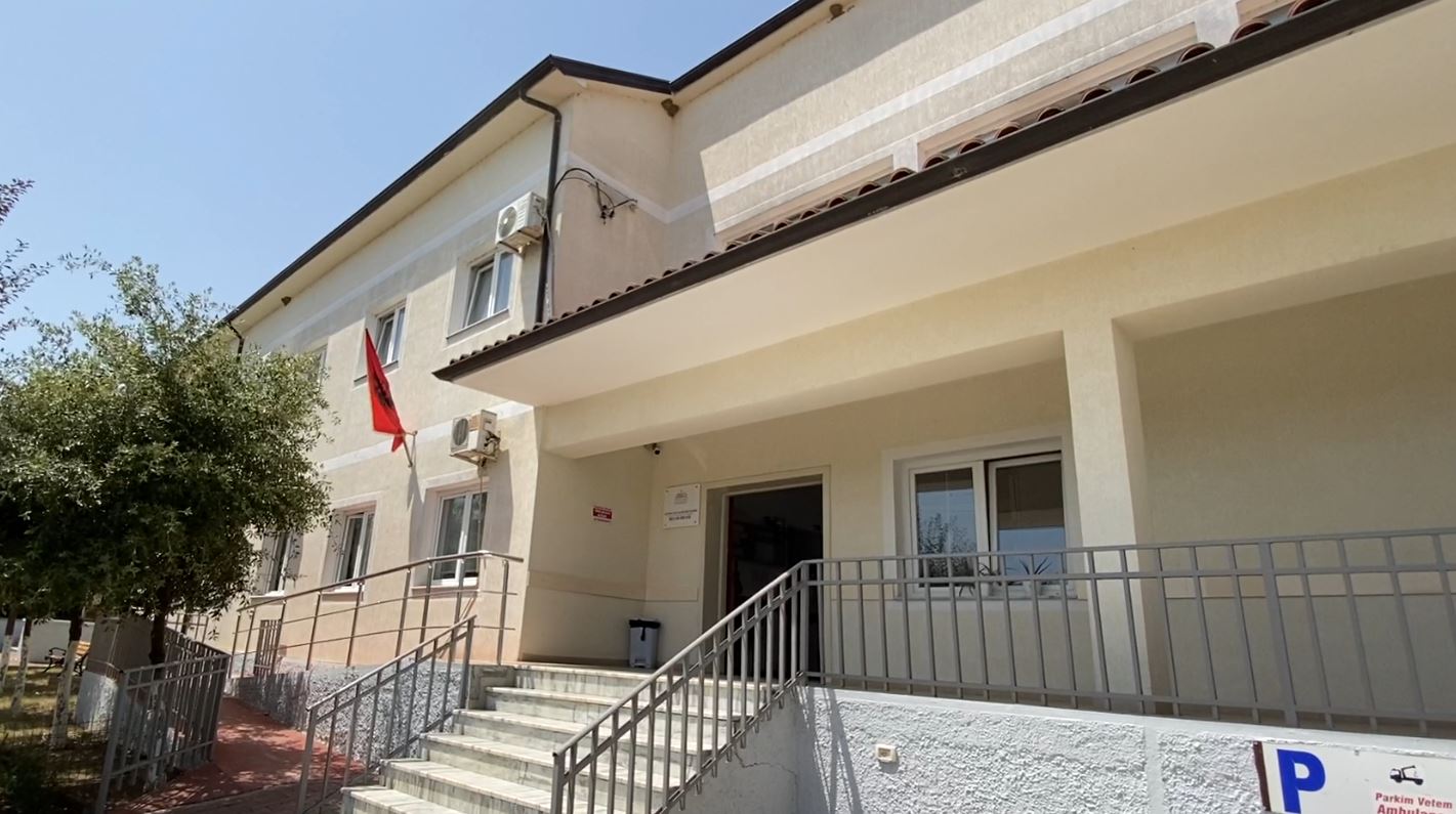 Belsh, sulmet nga bletët e grerëzat shqetësojnë fermerët/ 7-10 raste çdo ditë, edhe pickime nga gjarpërinjtë