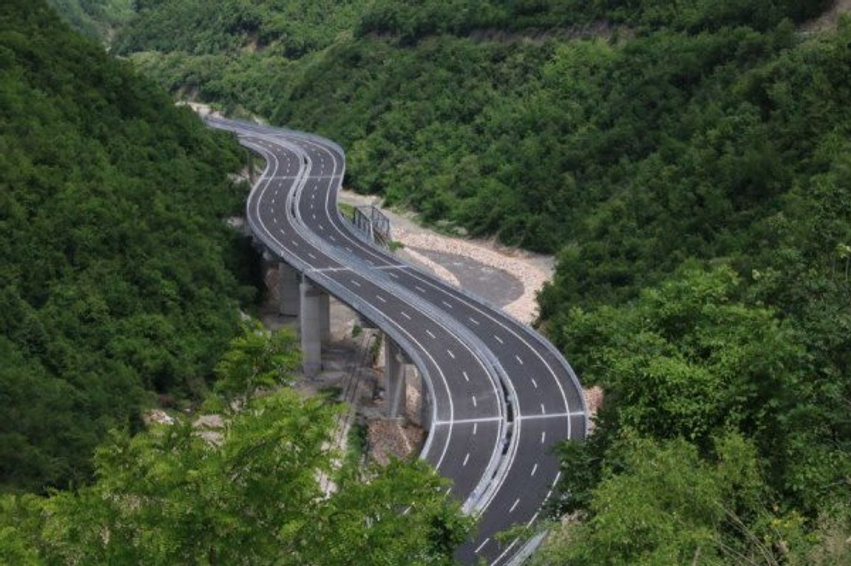 Të enjten në autostrada s lejohet qarkullimi i automjeteve me mbi 20 tonë