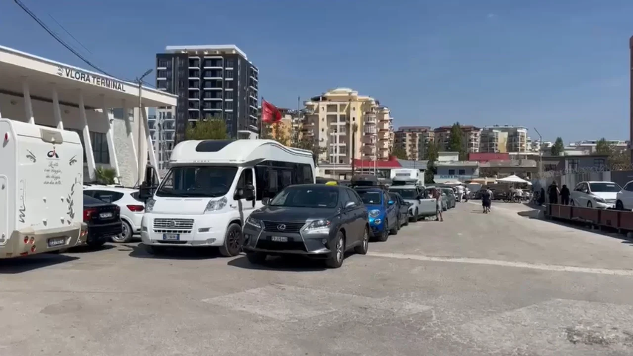 Probleme me energjinë elektrike në Portin e Vlorës, pengohet procesi i imbarkimit të rreth 700 pasagjerëve dhe 180 automjeteve
