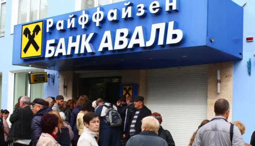 Rusët tërheqin miliarda nga llogaritë e tyre bankare