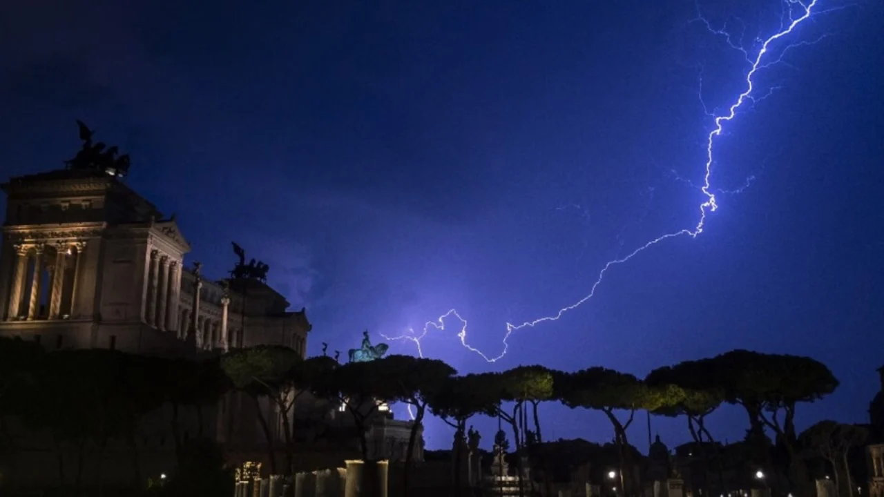 Moti i keq ‘pushton’ Italinë/ 40 mijë rrufe vetëm në Liguria, goditet një tren