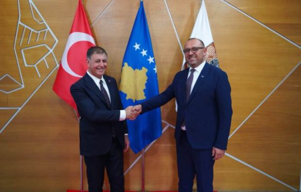 Prishtina dhe Izmiri synojnë thellimin e bashkëpunimit, Cemil Tugay viziton kryeqytetin