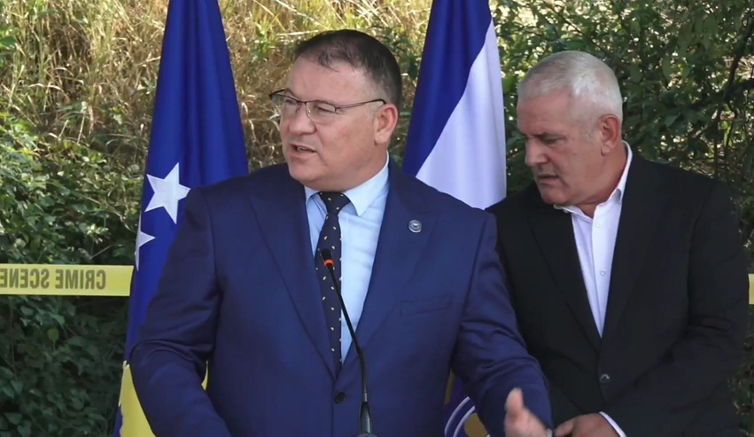 A ka lidhje armatimi i ekspozuar sot në veri me vrasjet e shqiptarëve  Flasin Hoxha e Sveçla